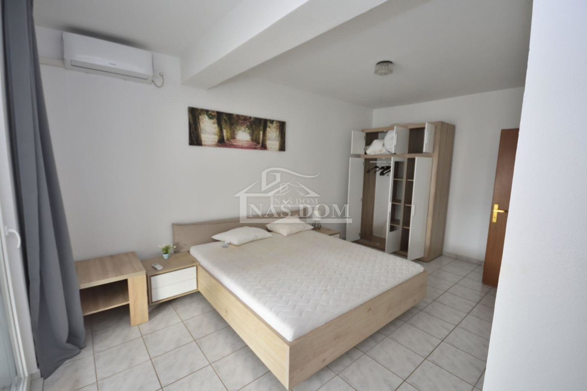 Vodice - Dve hiši s bazenom, 400m od plaže