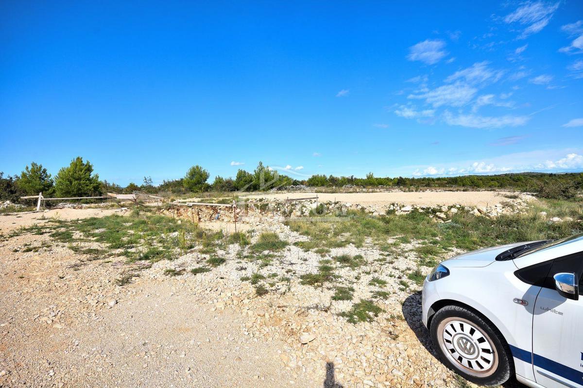 Vodice - zemljišče s gradbenim dovoljenjem, 1100 m od plaže