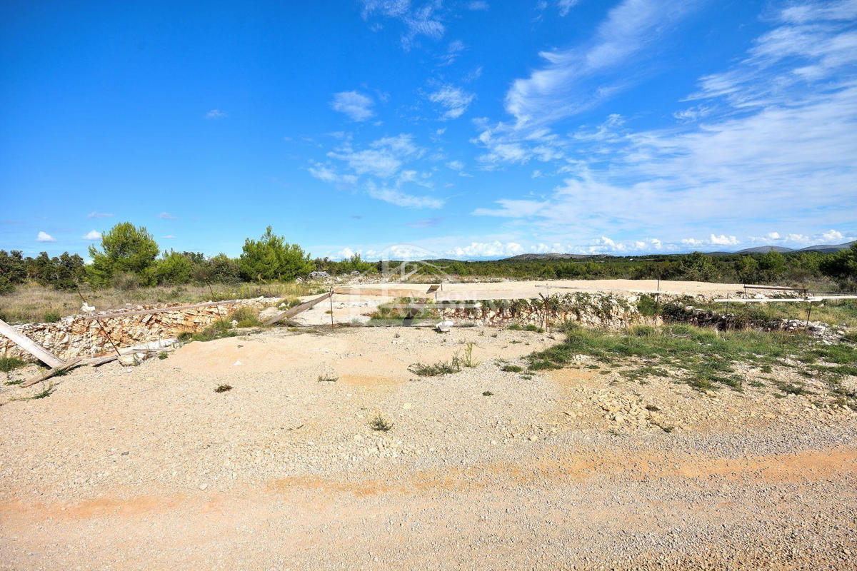Vodice - zemljišče s gradbenim dovoljenjem, 1100 m od plaže