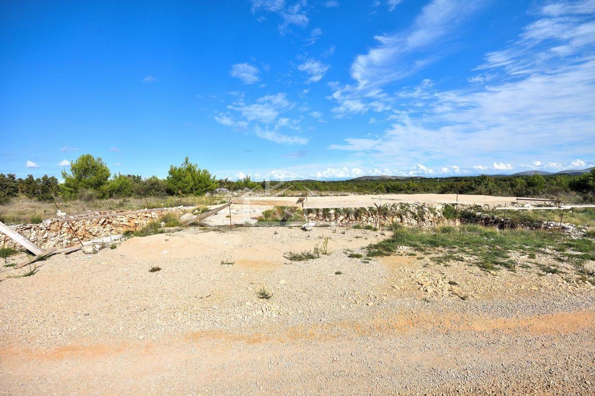 Vodice - zemljišče s gradbenim dovoljenjem, 1100 m od plaže