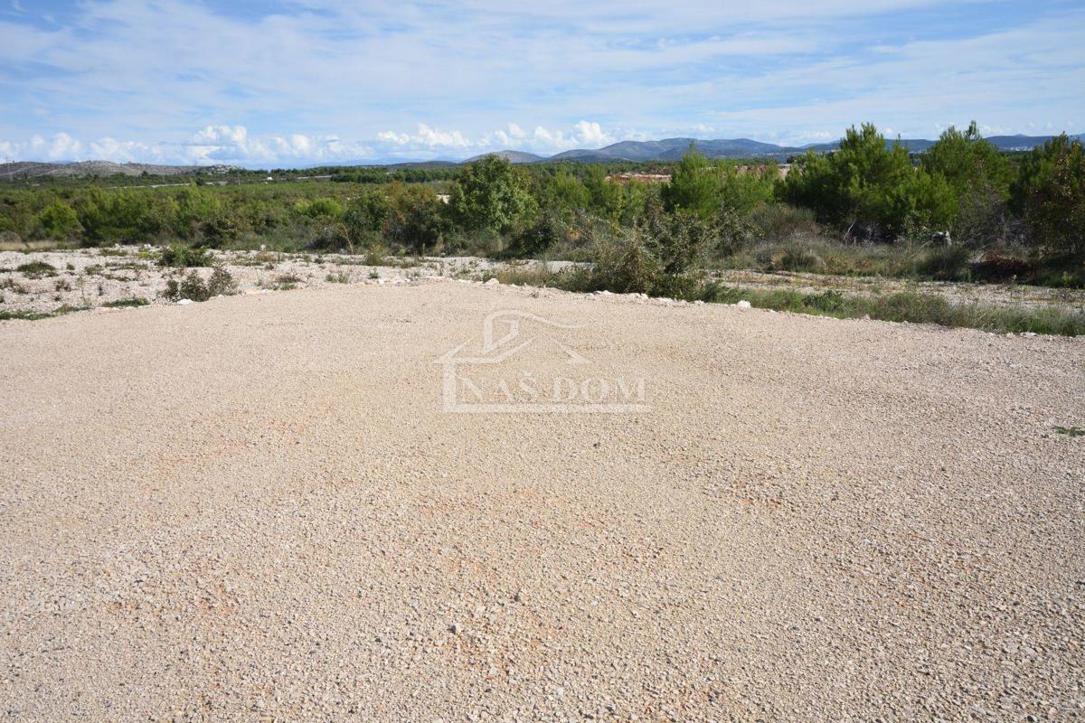 Vodice - zemljišče s gradbenim dovoljenjem, 1100 m od plaže