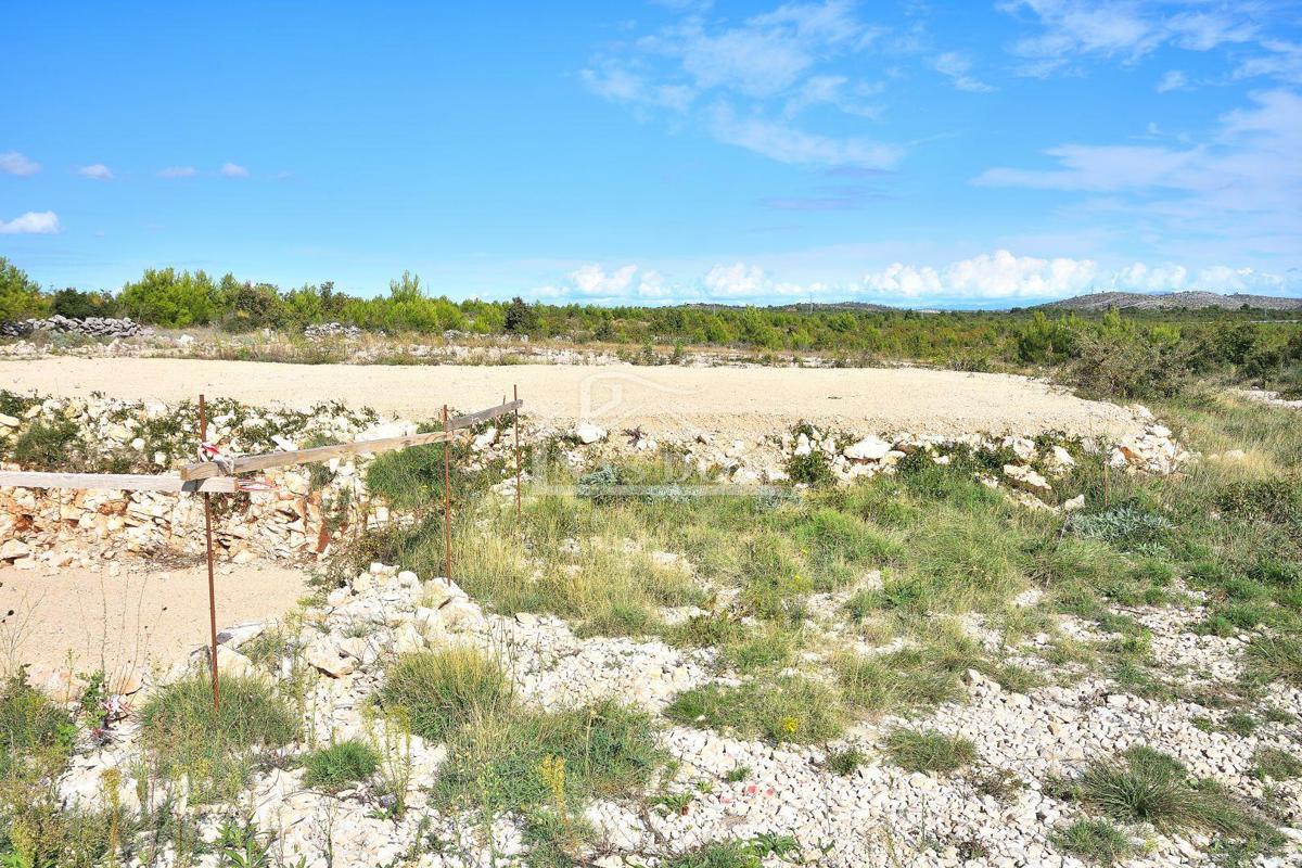 Vodice - zemljišče s gradbenim dovoljenjem, 1100 m od plaže