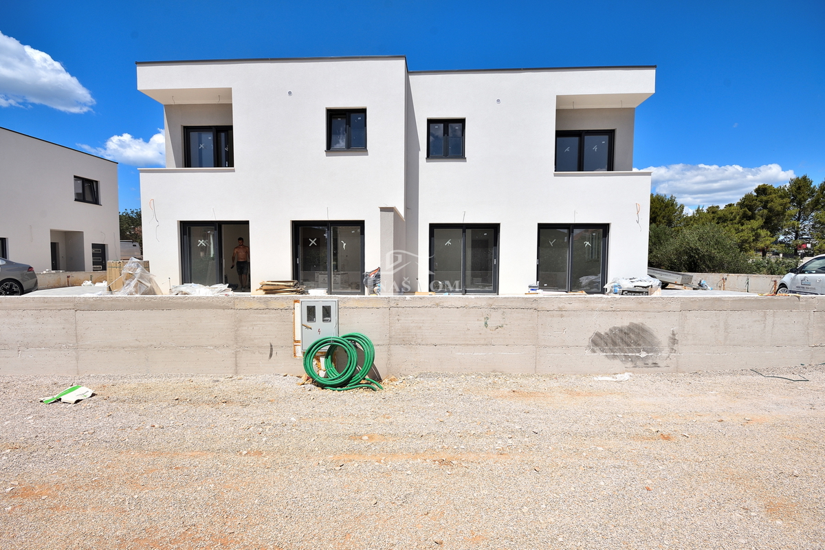 Vodice - Dvojna kuća S2 na mirnoj lokaciji