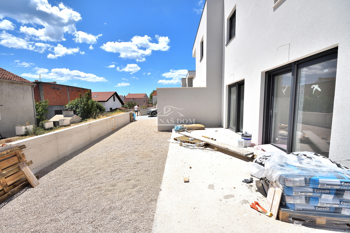 Vodice - Dvojna kuća S2 na mirnoj lokaciji