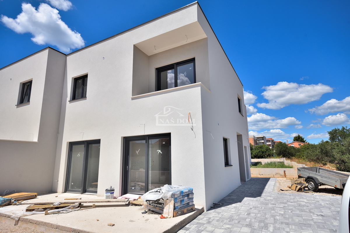 Vodice - Dvojna kuća S2 na mirnoj lokaciji