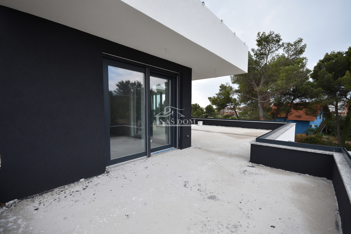 Vodice - **NOVOGRADNJA** s3 dvoetažni stan s krovno teraso