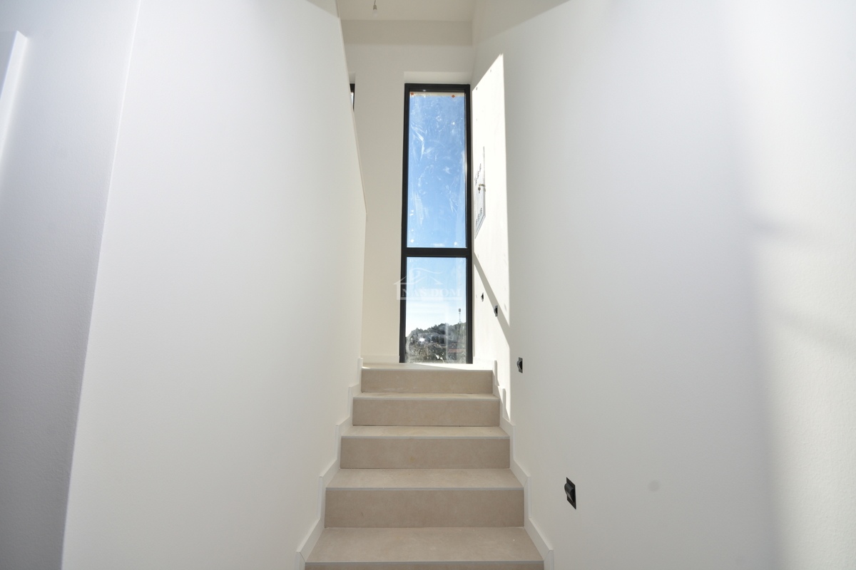 Vodice - Dvojna hiša S1 s bazenom, pogled na morje