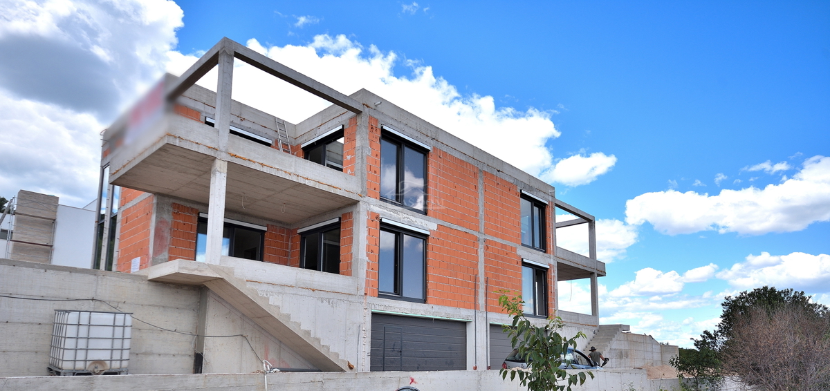 Vodice - **NOVOGRADNJA** S1 hiša s bazenom, pogled na morje