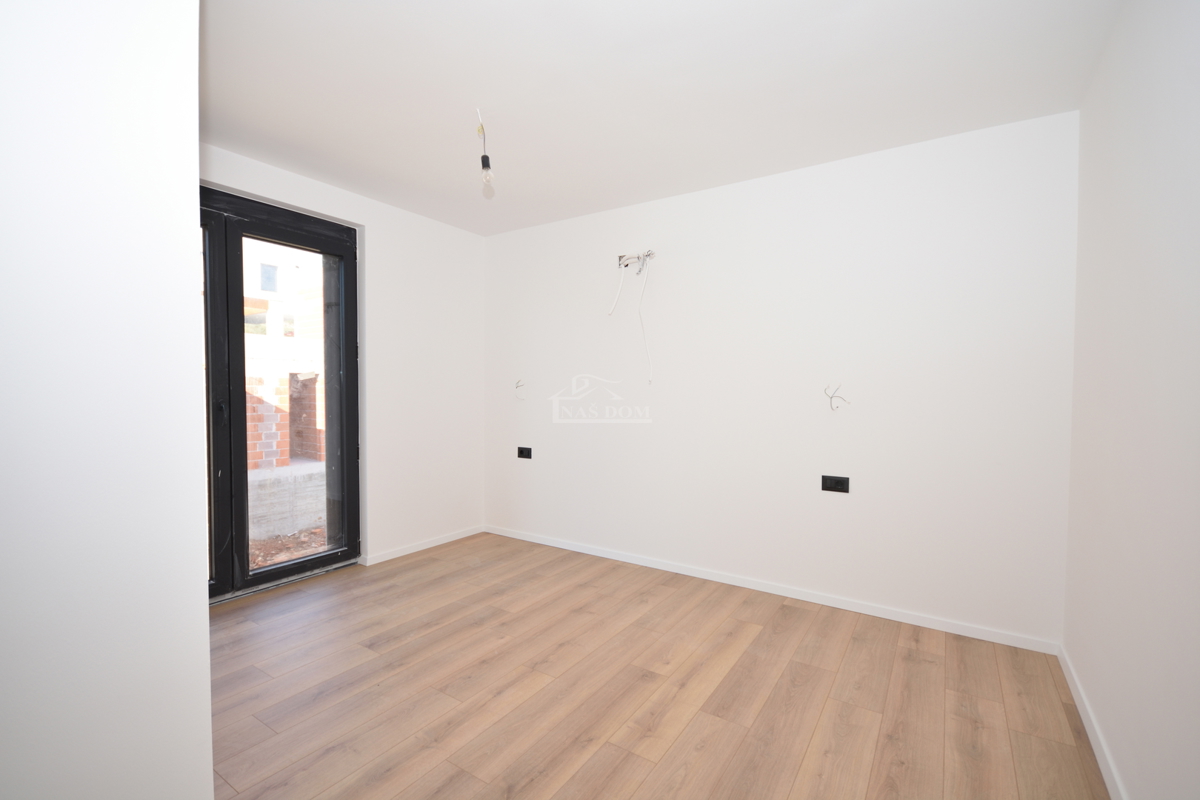 Vodice - Dvojna hiša S1 s bazenom, pogled na morje