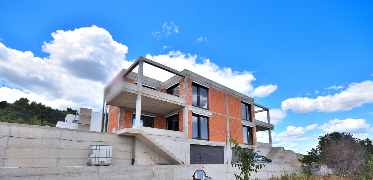 Vodice - **NOVOGRADNJA** S1 hiša s bazenom, pogled na morje