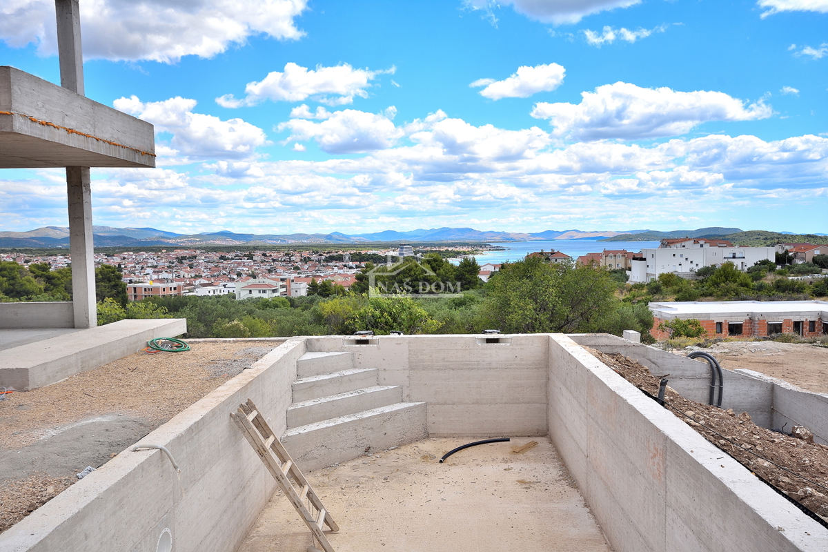 Vodice - **NOVOGRADNJA** S1 hiša s bazenom, pogled na morje