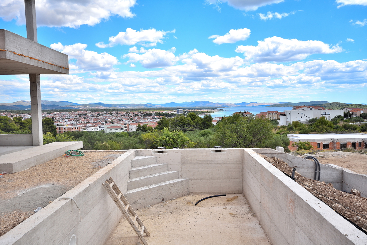 Vodice - **NOVOGRADNJA** S1 hiša s bazenom, pogled na morje