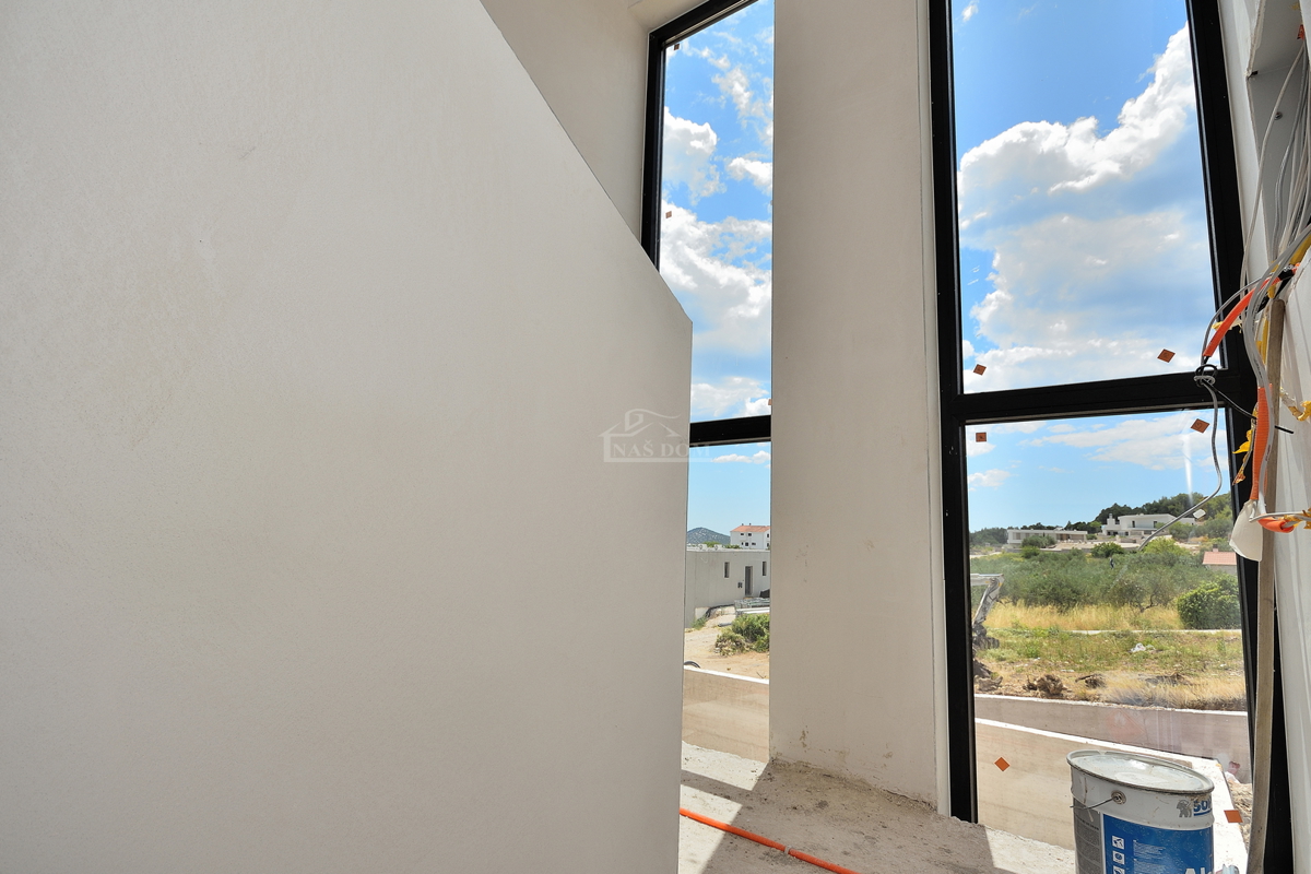 Vodice - **NOVOGRADNJA** S1 hiša s bazenom, pogled na morje