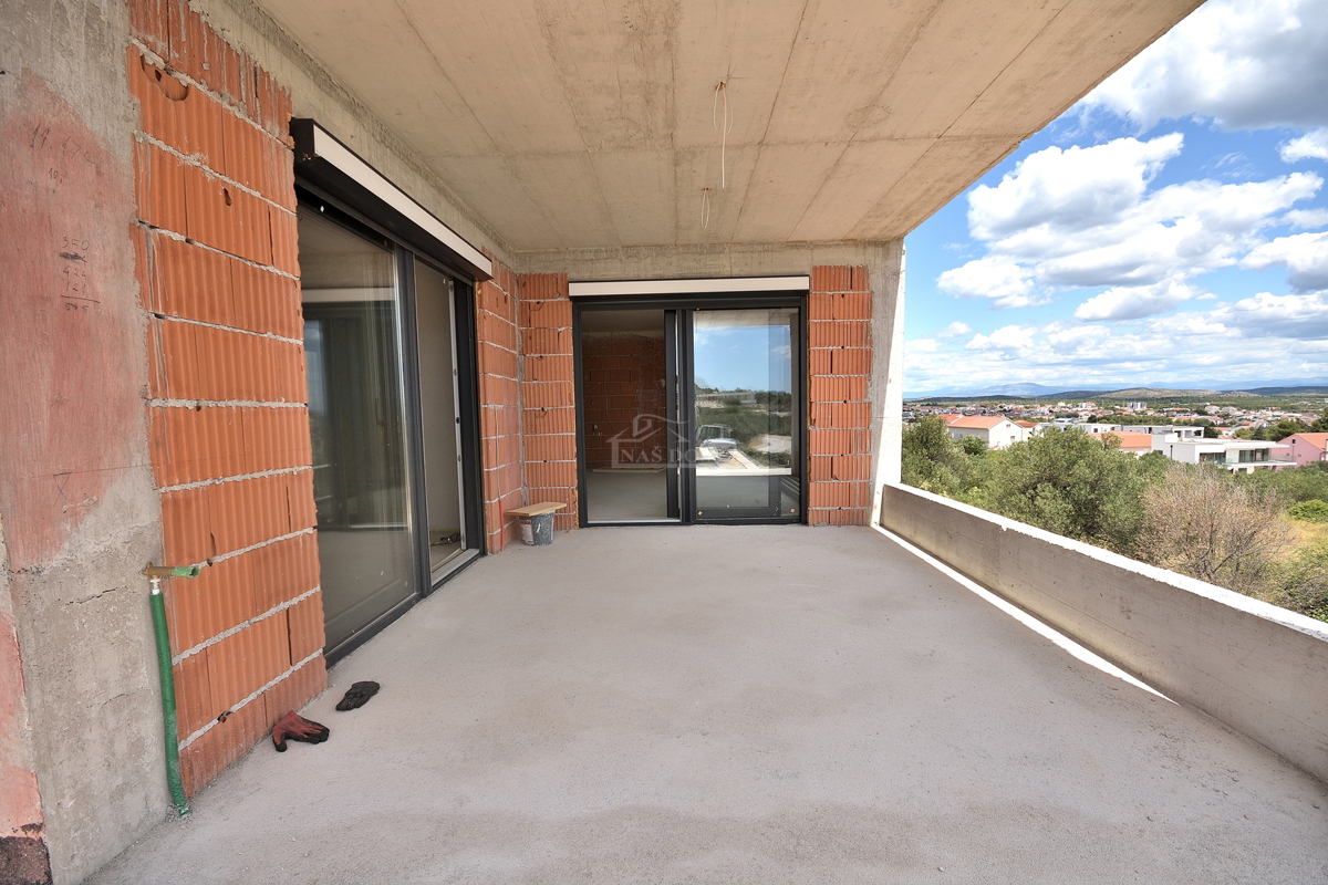 Vodice - **NOVOGRADNJA** S1 hiša s bazenom, pogled na morje