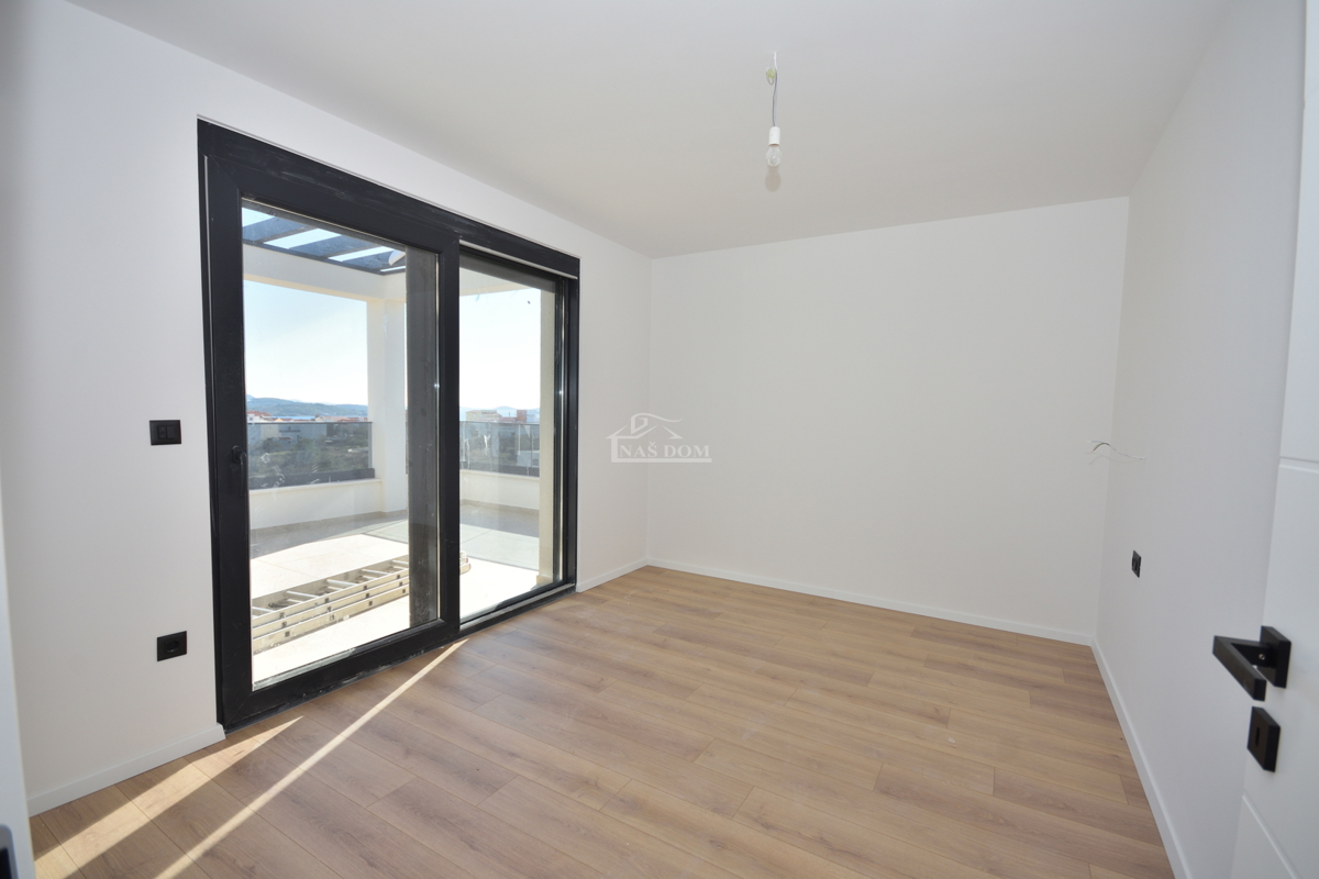 Vodice - Dvojna hiša S1 s bazenom, pogled na morje