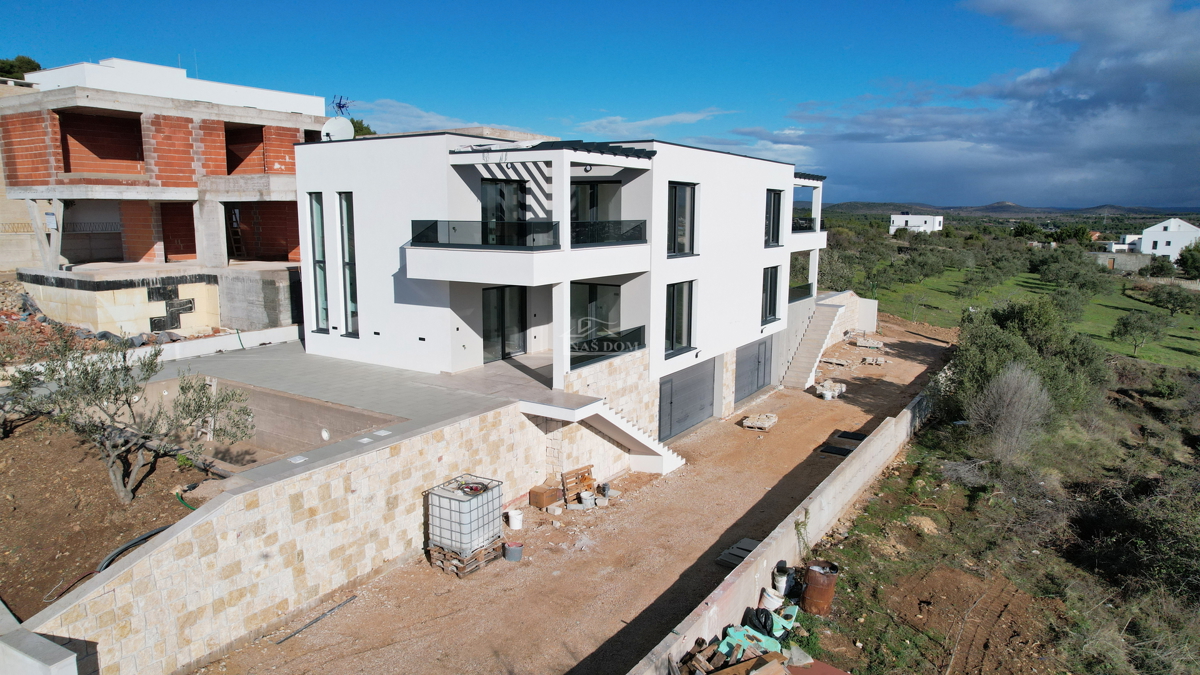 Vodice - Dvojna hiša S1 s bazenom, pogled na morje