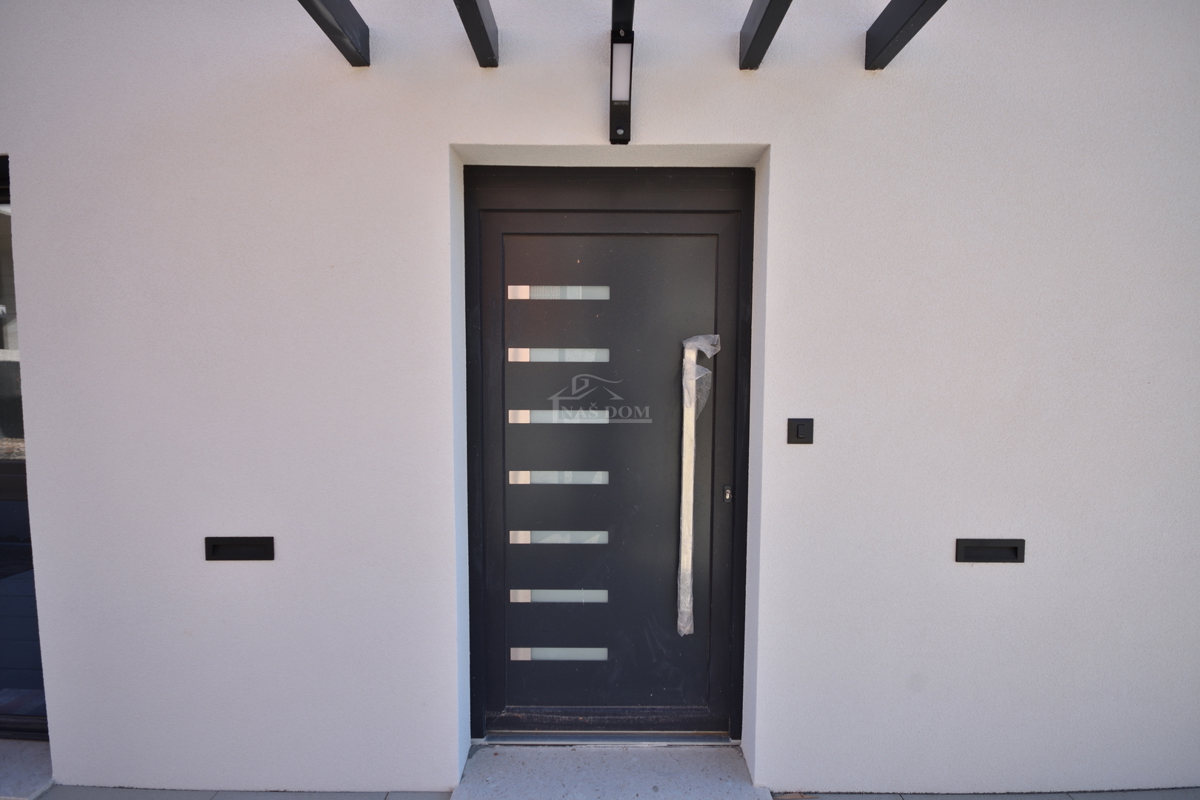 Vodice - Dvojna hiša S1 s bazenom, pogled na morje