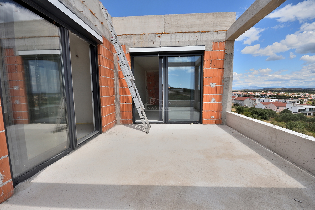 Vodice - **NOVOGRADNJA** S1 hiša s bazenom, pogled na morje