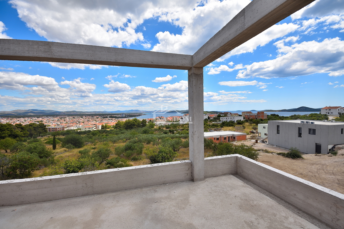 Vodice - **NOVOGRADNJA** S1 hiša s bazenom, pogled na morje