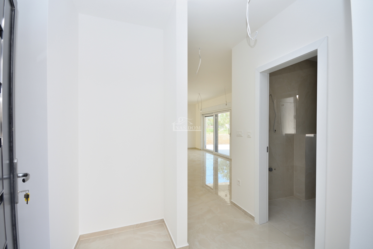 Vodice - Luksuzno stanovanje S1 z vrtom, 600 m od plaže