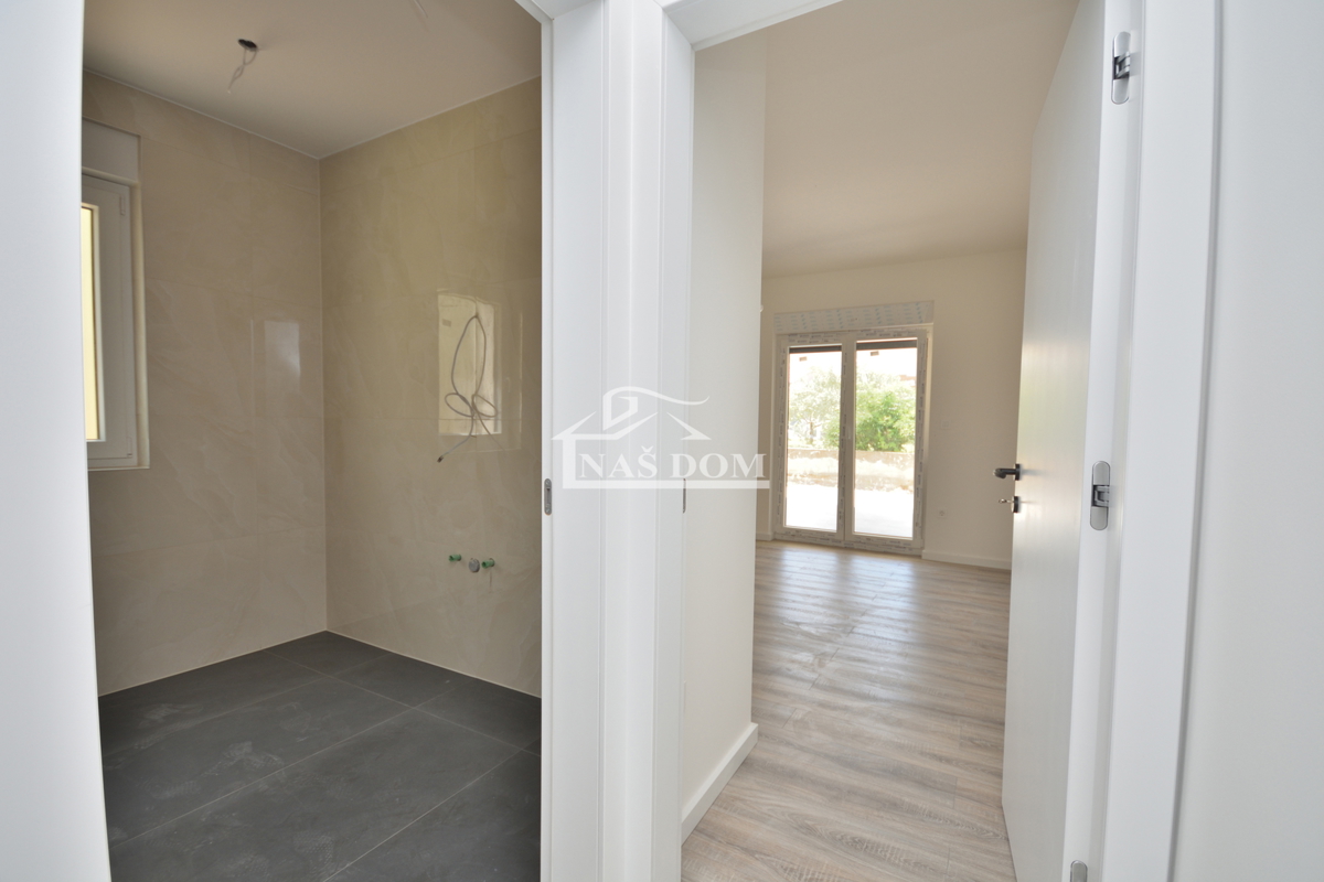 Vodice - Luksuzno stanovanje S1 z vrtom, 600 m od plaže