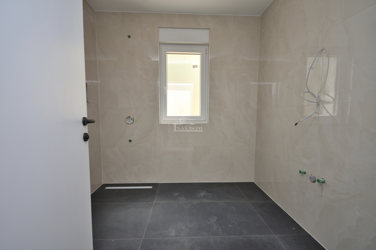 Vodice - Luksuzno stanovanje S1 z vrtom, 600 m od plaže