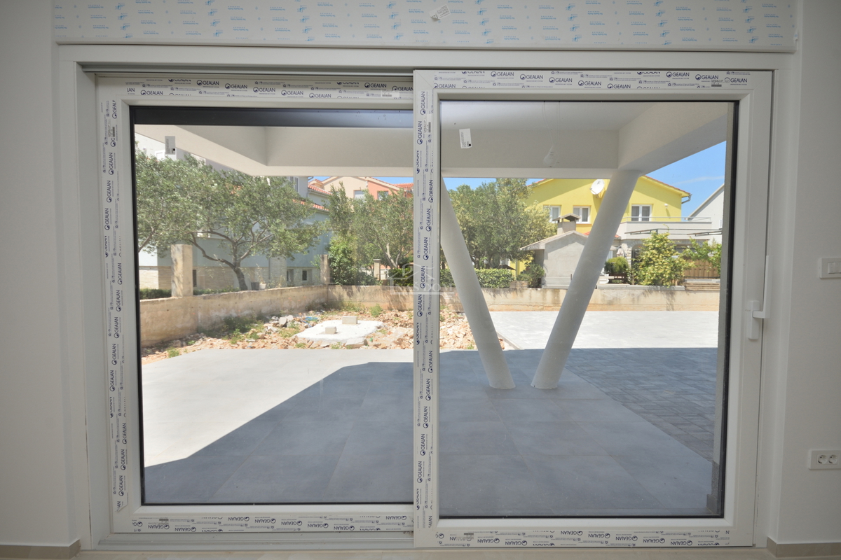 Vodice - Luksuzno stanovanje S1 z vrtom, 600 m od plaže