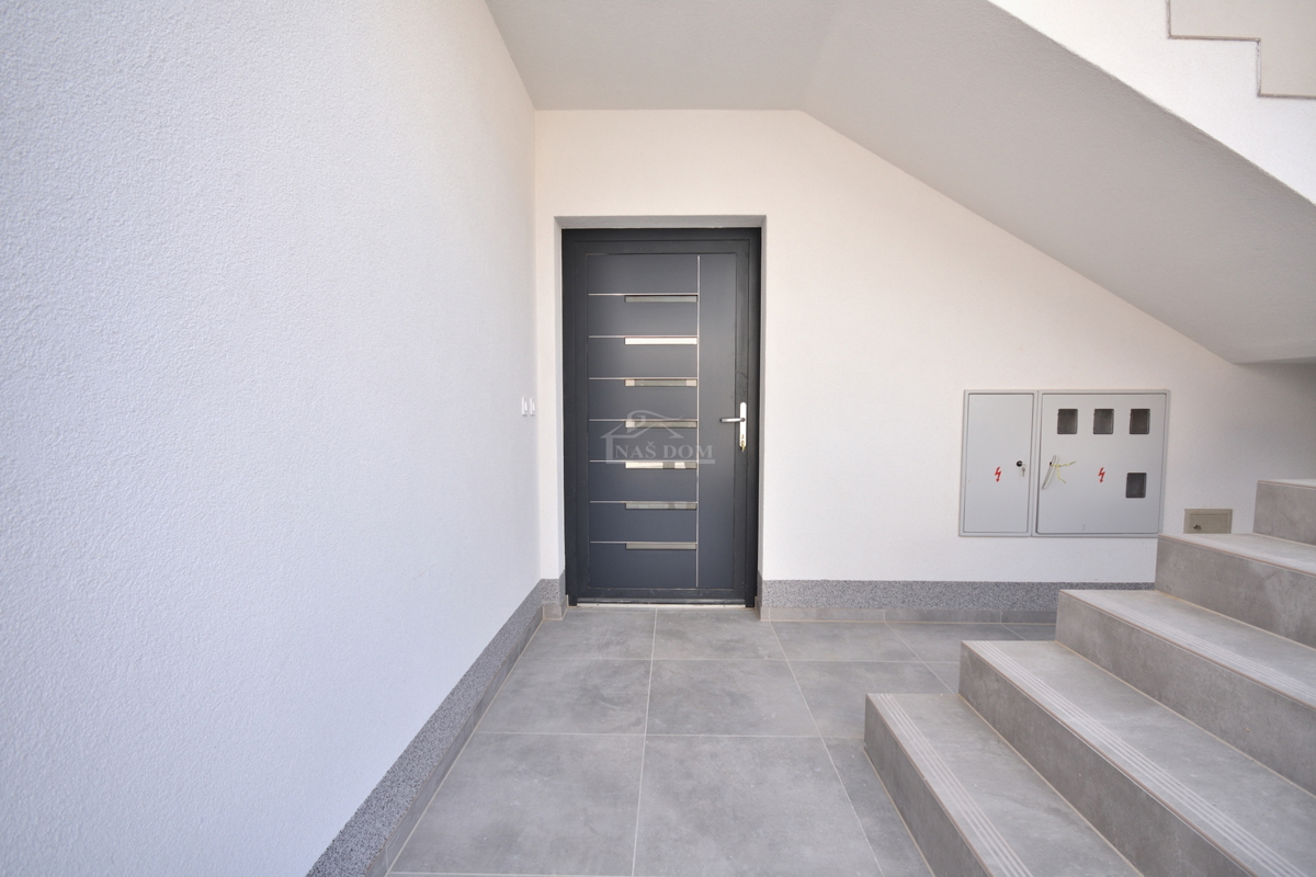 Vodice - Luksuzno stanovanje S1 z vrtom, 600 m od plaže