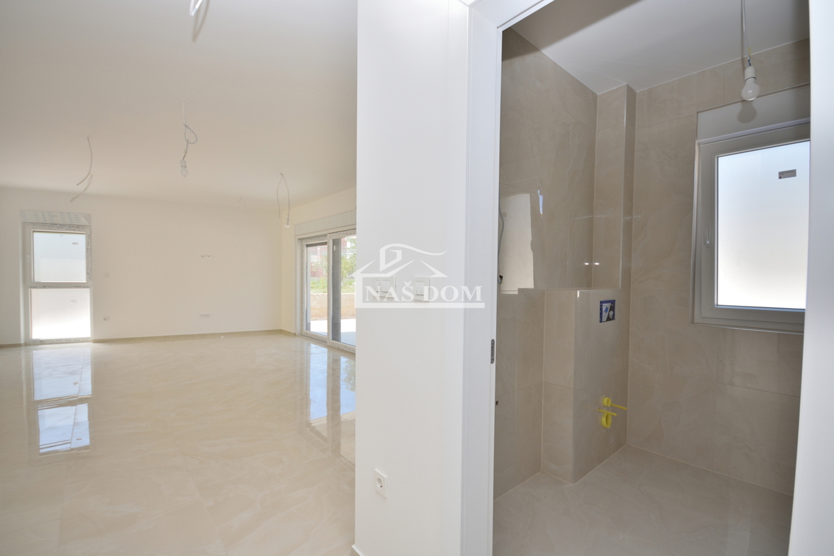 Vodice - Luksuzno stanovanje S1 z vrtom, 600 m od plaže