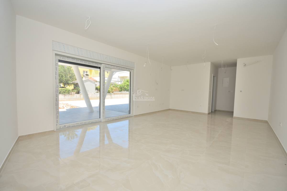 Vodice - Luksuzno stanovanje S1 z vrtom, 600 m od plaže