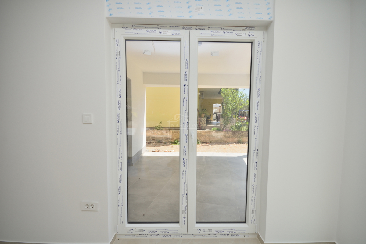 Vodice - Luksuzno stanovanje S1 z vrtom, 600 m od plaže