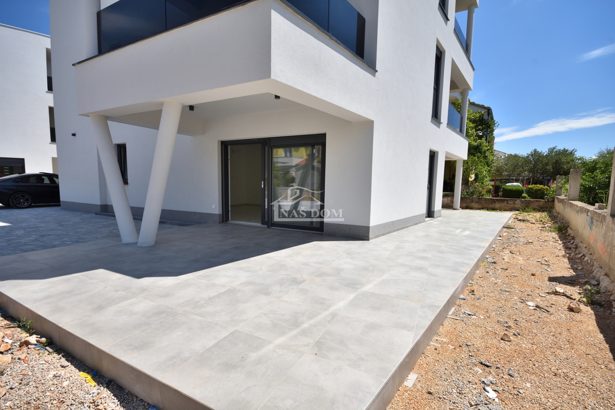 Vodice - Luksuzno stanovanje S1 z vrtom, 600 m od plaže