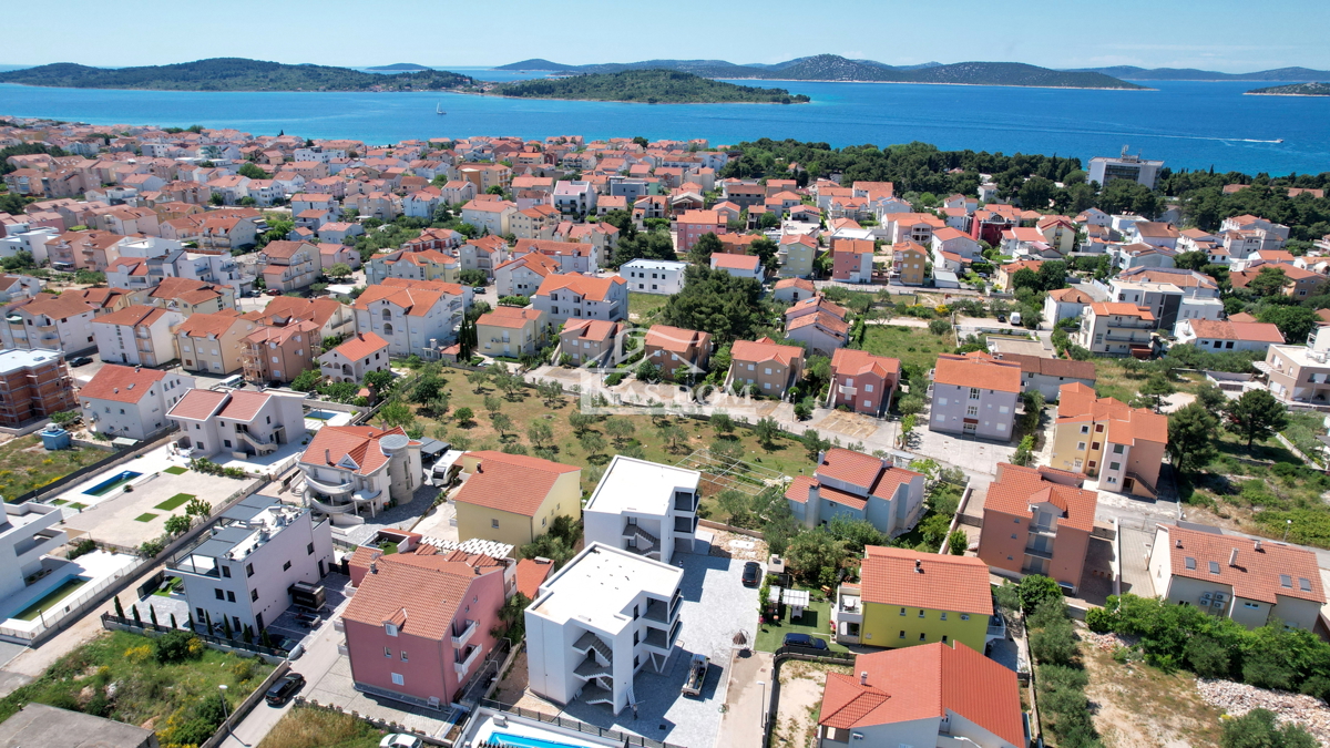 Vodice - Luksuzno stanovanje S1 z vrtom, 600 m od plaže