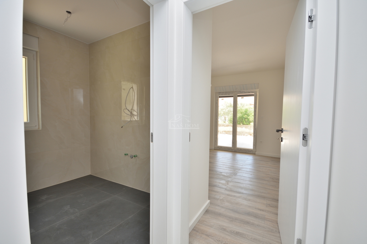 Vodice - Luksuzno stanovanje S1 z vrtom, 600 m od plaže