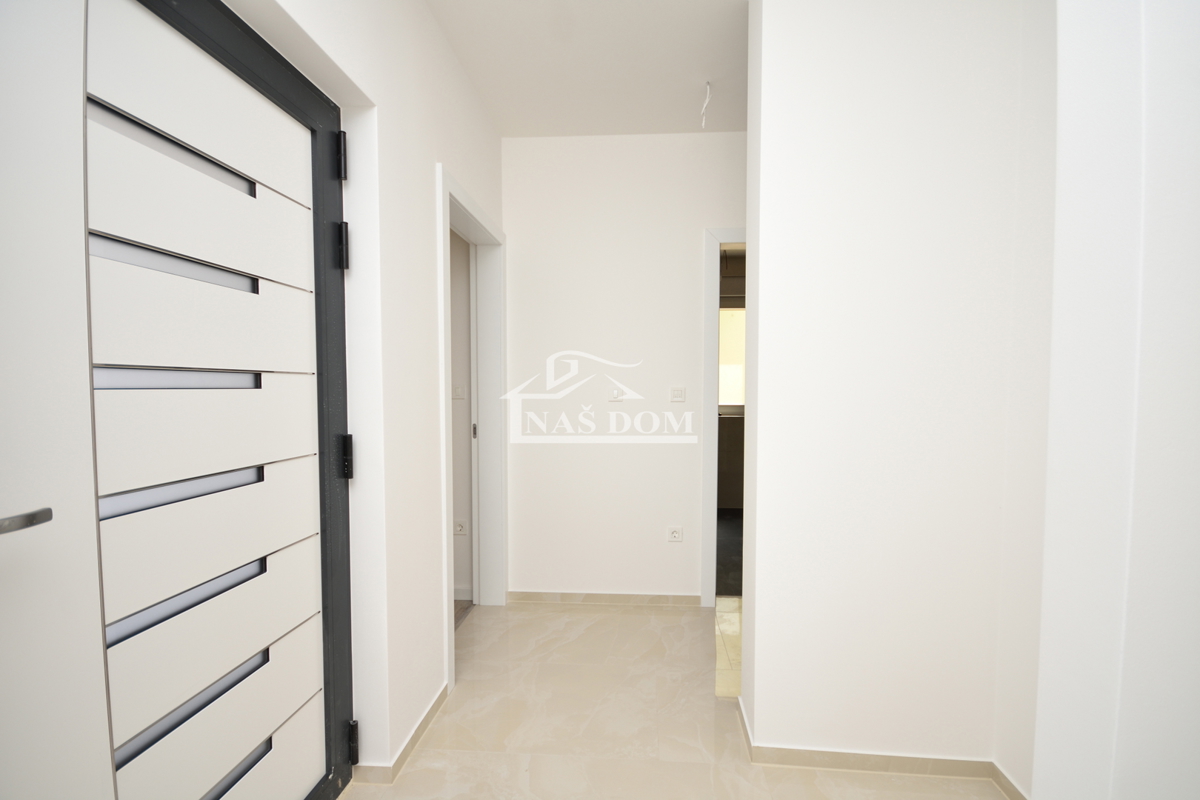 Vodice - Luksuzno stanovanje S1 z vrtom, 600 m od plaže