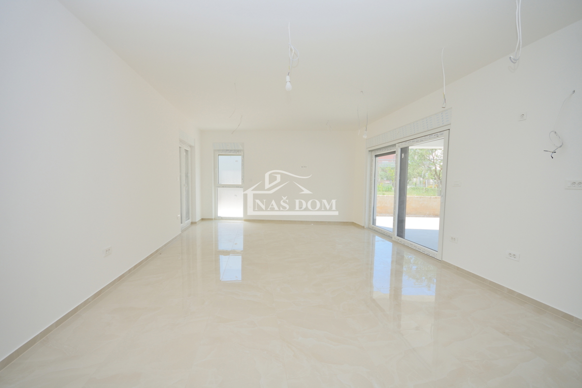 Vodice - Luksuzno stanovanje S1 z vrtom, 600 m od plaže