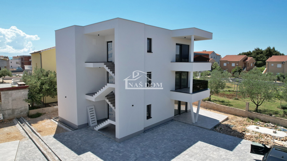 Vodice - Luksuzno stanovanje S1 z vrtom, 600 m od plaže