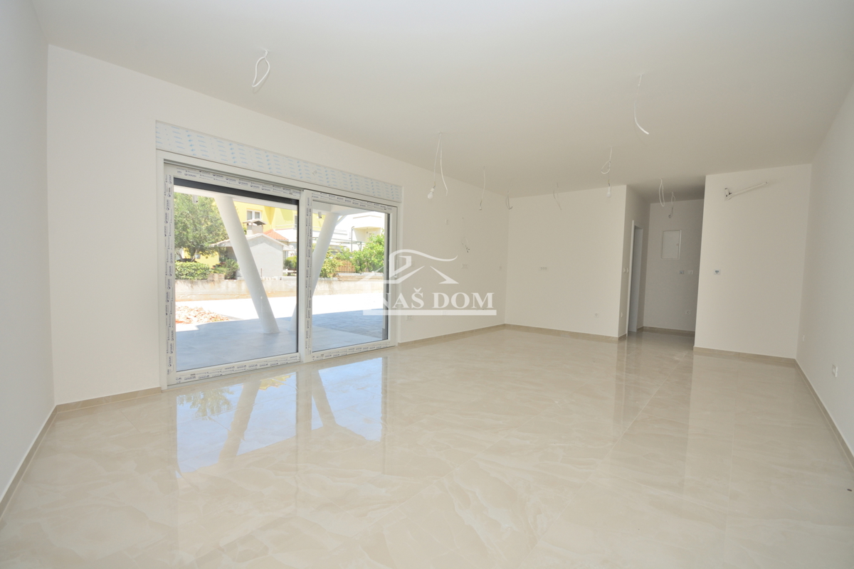 Vodice - Luksuzno stanovanje S1 z vrtom, 600 m od plaže