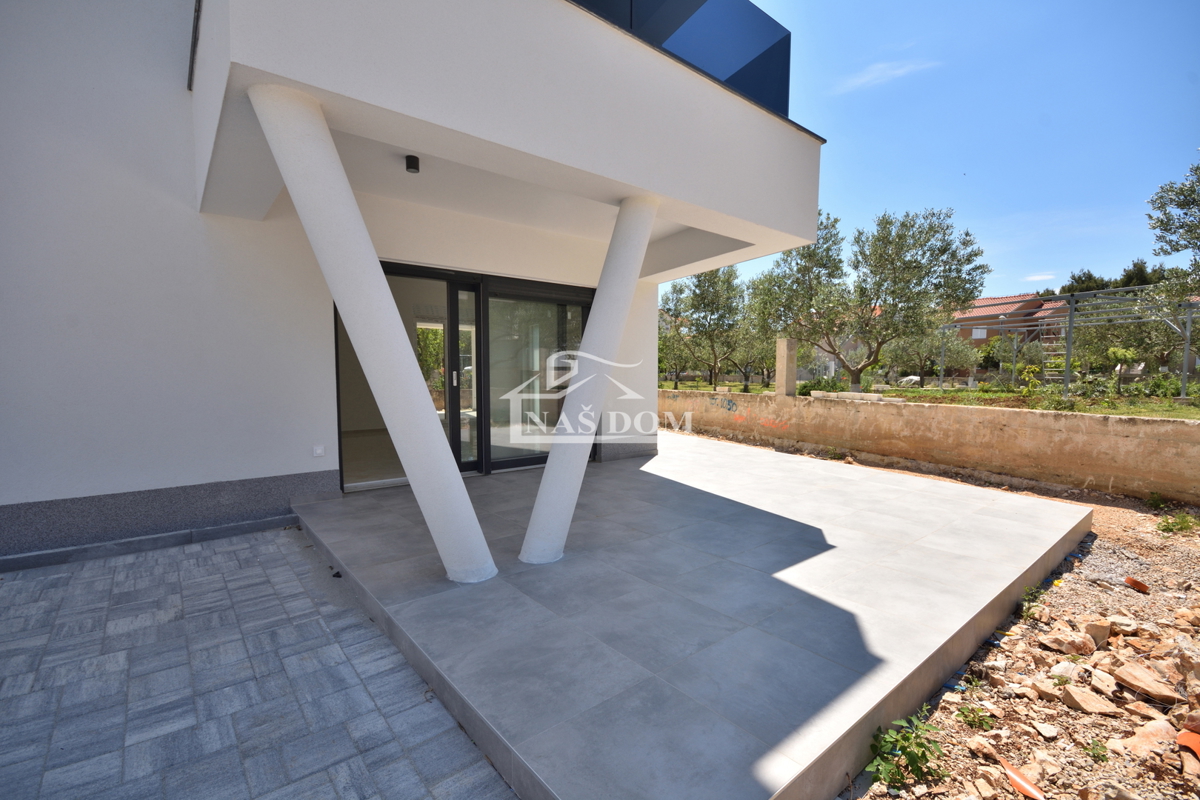 Vodice - Luksuzno stanovanje S1 z vrtom, 600 m od plaže