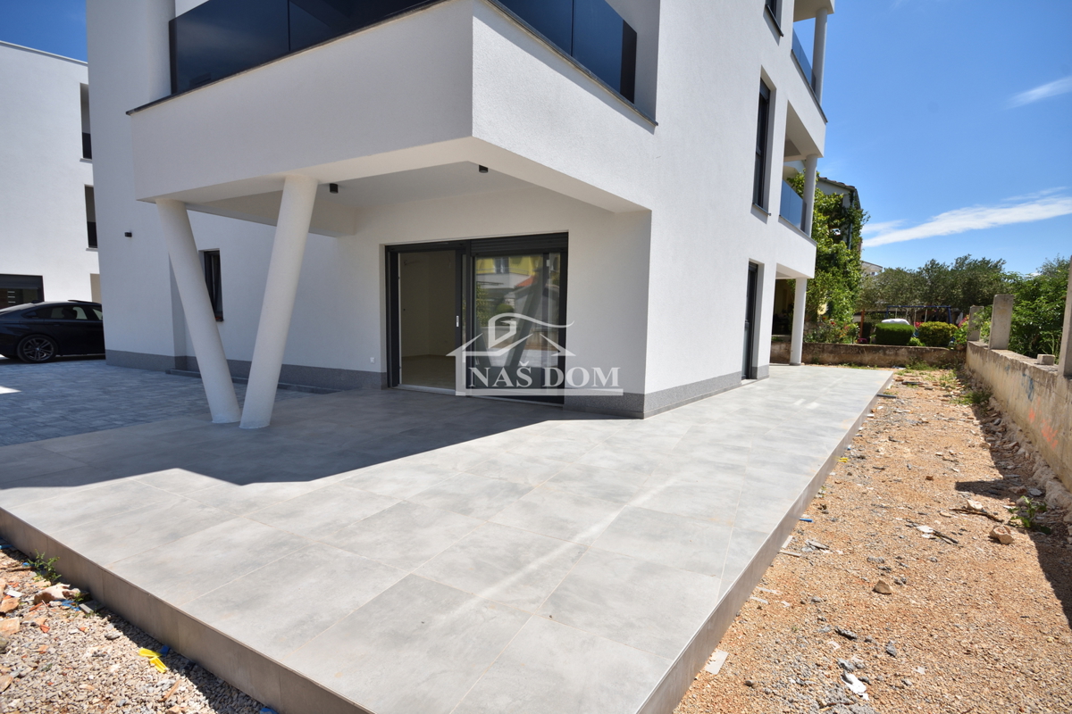 Vodice - Luksuzno stanovanje S1 z vrtom, 600 m od plaže