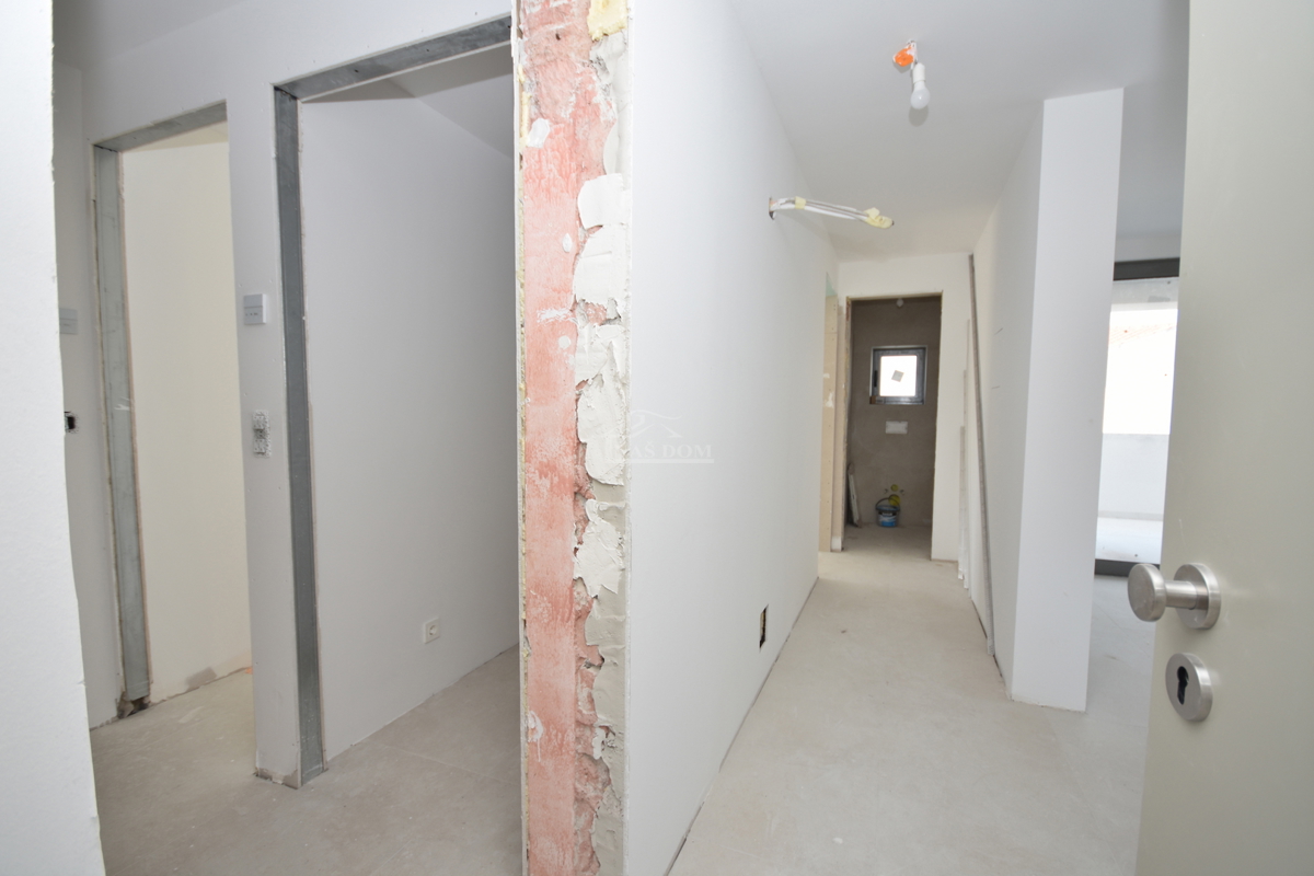 Vodice - Stanovanje v prvem nadstropju s 3 spalnimi prostori, 700 m do plaže