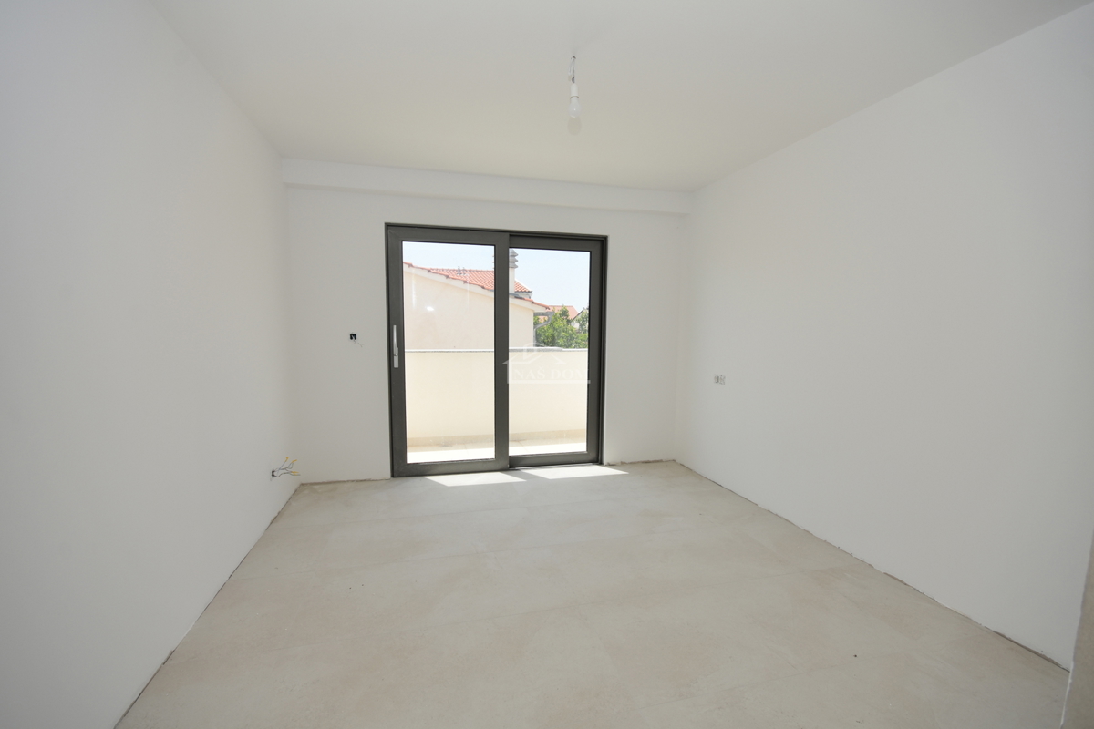 Vodice - Stanovanje v prvem nadstropju s 3 spalnimi prostori, 700 m do plaže