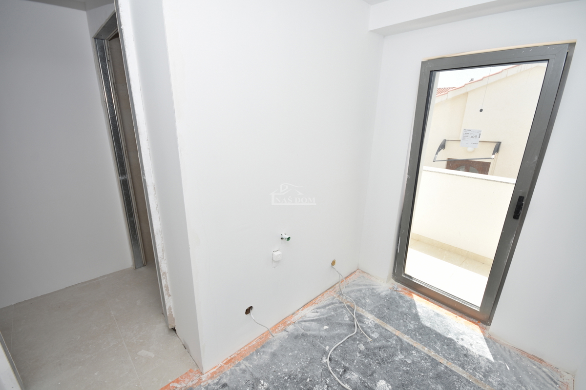 Vodice - Stanovanje v prvem nadstropju s 3 spalnimi prostori, 700 m do plaže