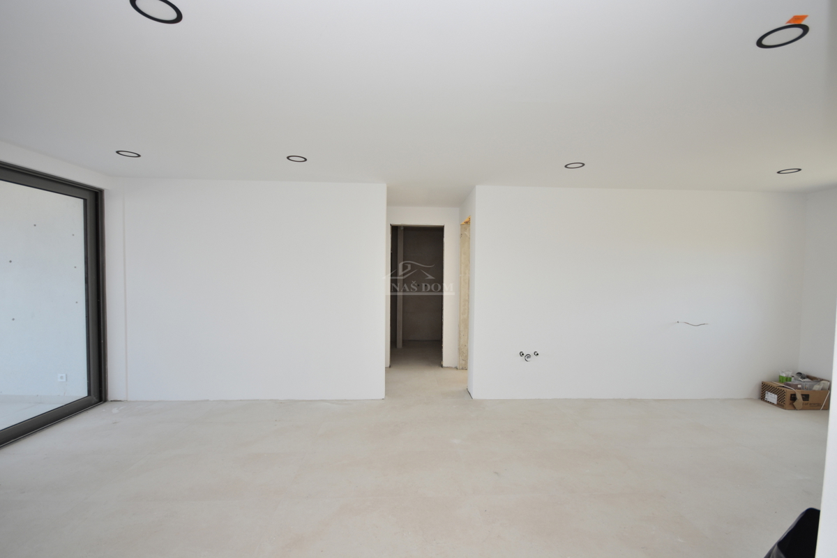 Vodice - Stanovanje v prvem nadstropju s 3 spalnimi prostori, 700 m do plaže