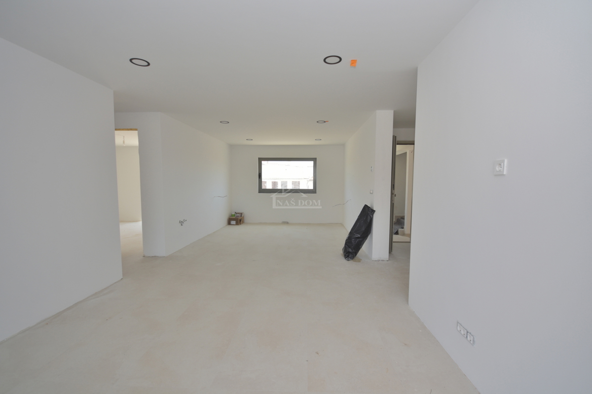 Vodice - Stanovanje v prvem nadstropju s 3 spalnimi prostori, 700 m do plaže