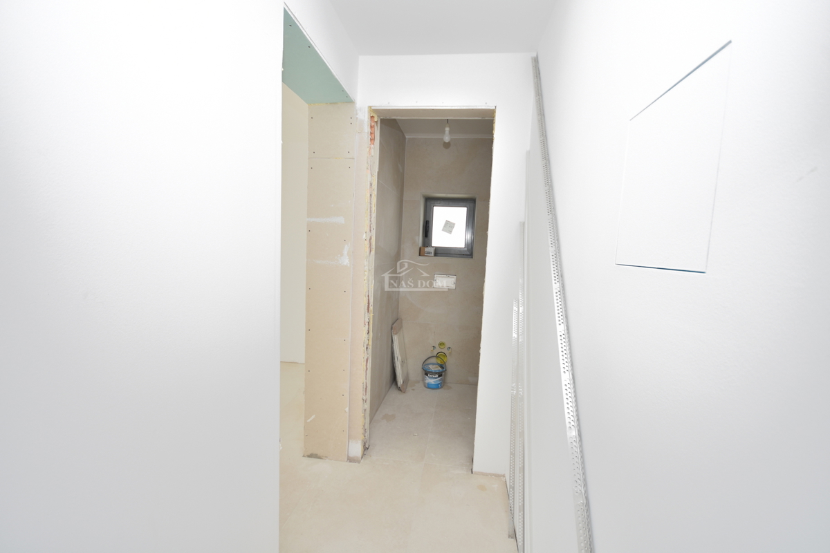 Vodice - Stanovanje v prvem nadstropju s 3 spalnimi prostori, 700 m do plaže