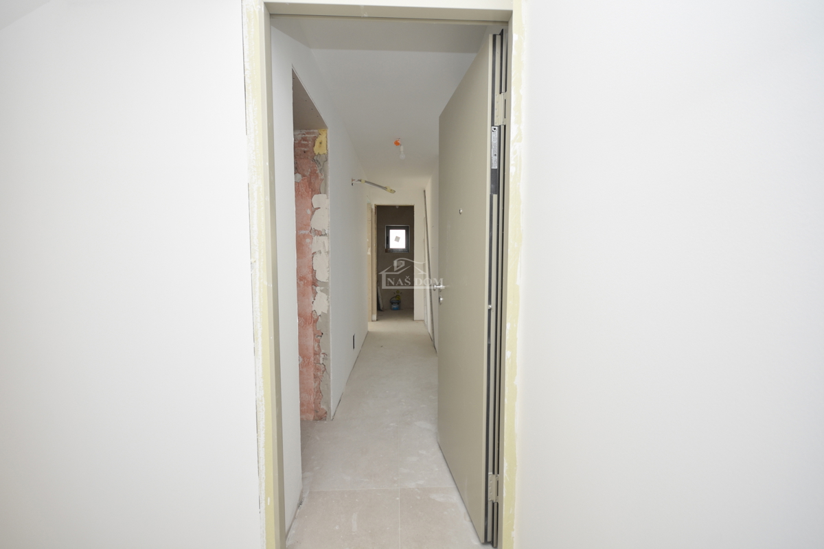 Vodice - Stanovanje v prvem nadstropju s 3 spalnimi prostori, 700 m do plaže