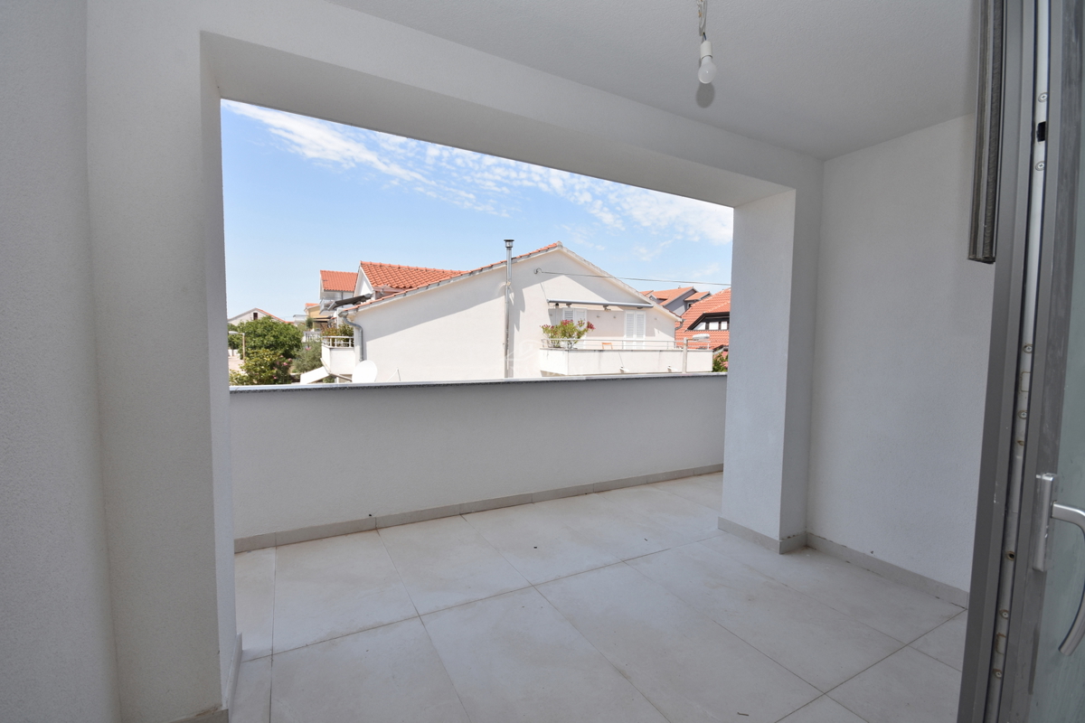 Vodice - Stanovanje v prvem nadstropju s 3 spalnimi prostori, 700 m do plaže