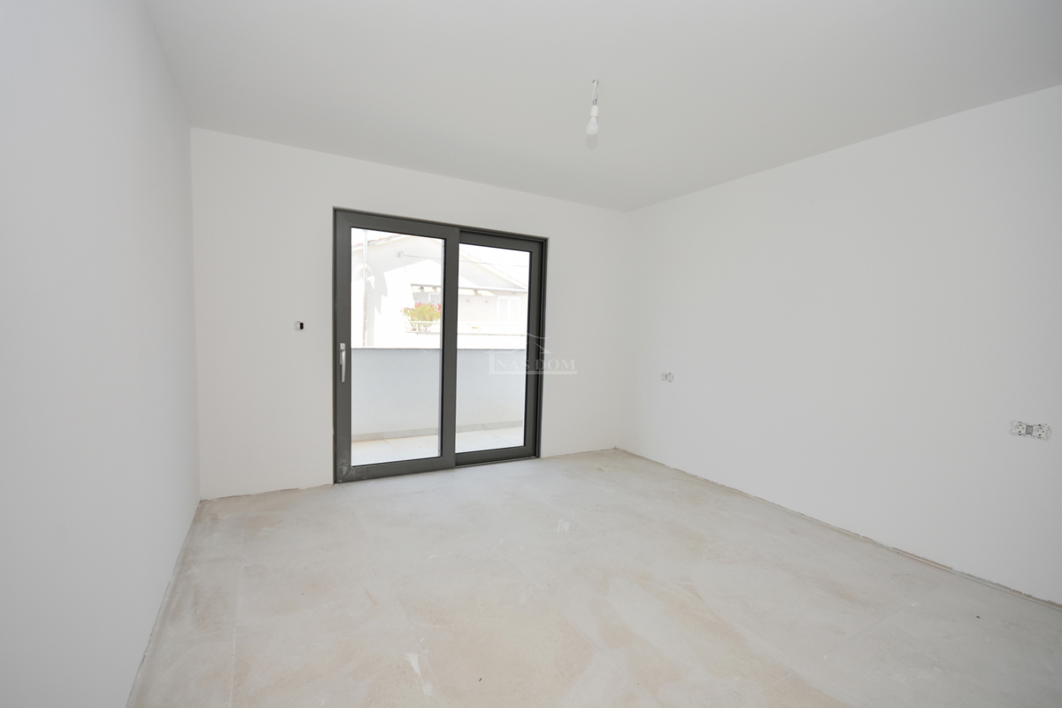 Vodice - Stanovanje v prvem nadstropju s 3 spalnimi prostori, 700 m do plaže