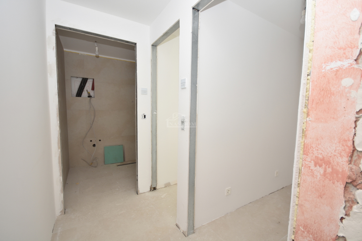 Vodice - Stanovanje v prvem nadstropju s 3 spalnimi prostori, 700 m do plaže